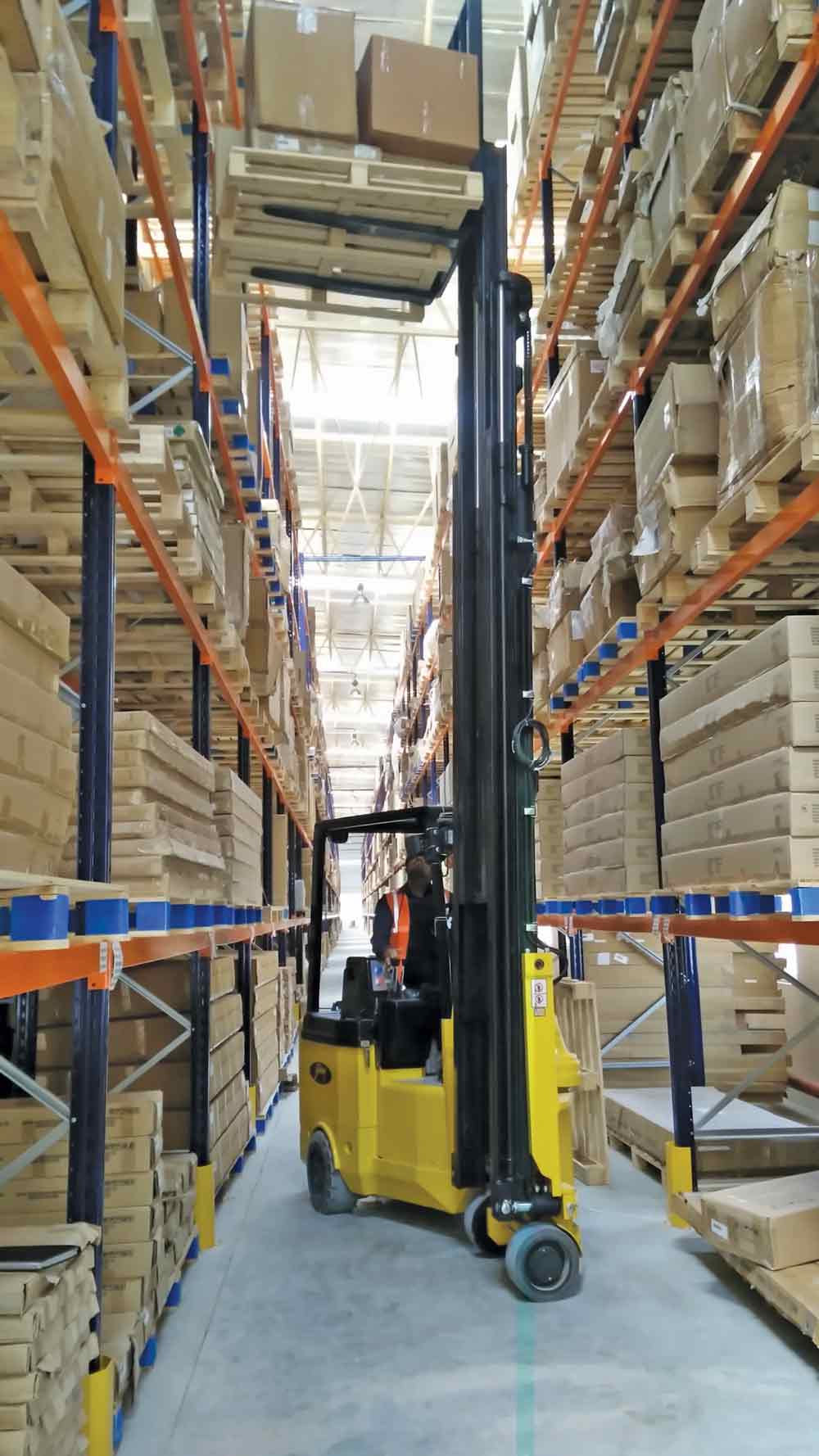 Articulated-Truck-working-in-narrow-working-aisles